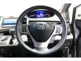 運転中もハンドルでの操作が可能です。特に高速道路等の目が離せない運転時には、便利さだけでなく、安全性も兼ね備えております。