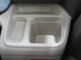 運転席側の手の届きやすい位置にドリンクホルダーとちょっとした小物を置いておけるトレイが付いています。