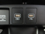 USBジャック付きです。全車、弊社専門スタッフによる内外装クリーニングを実施しております。綺麗な状態でご納車いたします。