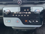 出っ張りの少ないインパネを採用することで運転席の足元を約120mm拡大♪