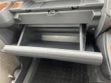 【グローブボックス】大容量のグローブボックスです!!車検証ケース他、日頃使う小物類の収納スペースもたくさんあります!