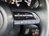 ステアリングには各種スイッチを配置。左手は主にオーディオの操作を、右手は「アダプティブクルーズコントロール」の操作を行えます。