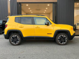 台形ホイールアーチはJeep伝統のデザインです。採用している理由は諸説ありますが、オフロードを走行する際にタイヤとボディが干渉しあわないよう配慮した作りにするためとなります。