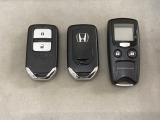 スマートキーを装備しています。鍵を差し込むことなくドアロックの開け閉めと、スタートボタン操作でのエンジンスタートができます。加えて、純正リモコンエンジンスターター用の操作キーもついています。
