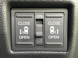 【両側パワースライドドア】スマートキーや運転席のスイッチで後席両側スライドドアの開閉が可能♪電動だから力を入れてドアを開ける必要が無く、小さなお子様でも簡単に開け閉めでき快適です♪