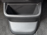 足元には便利なセンターロアボックスを設置。車内を整理しやすく、使い勝手の良さが魅力です。