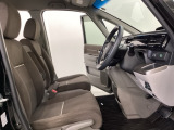 女性でも運転がしやすいように、シートの高さ調整機能(シートリフター)がついています。広い足元にゆったり座れるシートには肘掛も装備しており長距離の運転でも疲れにくいシートです。