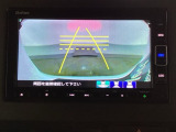 バックでの車庫入れも安心です! リアカメラが付いているバックモニター付のナビを装備しております。操作線もついており距離感も画面から確認できます。