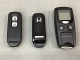 スマートキーを装備しています。鍵を差し込むことなくドアロックの開け閉めと、スタートボタン操作でのエンジンスタートができます。加えて、純正リモコンエンジンスターター用の操作キーもついています。