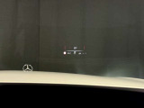 ヘッドアップディスプレイ付きで、目線を変えることなく走行速度やナビ案内を見ることが可能です。