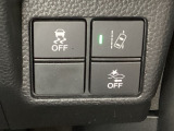 Hondaセンシング用の、VSA(ABS+TCS+横滑り抑制)解除と路外逸脱抑制機能のオンオフスイッチなどはハンドルの右側に装備しています。