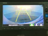 バックでの車庫入れも安心です! リアカメラが付いているバックモニター付のナビを装備しております。操作線もついており距離感も画面から確認できます。
