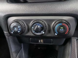 シンプルで使いやすいマニュアルエアコン。適切に操作することで快適な車内環境を保つことができます。