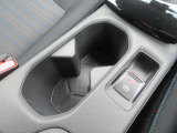 小物入れにもなるドリンクホルダーがシフトレバー後方に付いて便利です