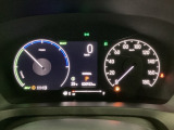 ハイブリット車専用のメーターです。右側の大型スピードメーターに加え、ステアリングスイッチを使って左のマルチインフォメーション・ディスプレイで燃費や動力伝達などの情報が見れるようになっています。