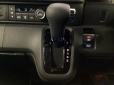 インパネシフトで操作がしやすく、前席足元も広々。乗り降りがスムーズで使い勝手の良い仕様です。