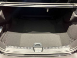 ゆったりとしたトランクルームでございます。たくさんのお荷物の車載が可能でございます。