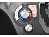 【オートエアコン】一度お好みの温度に設定すれば、車内の温度を検知し風量や温度を自動で調整。快適な車内空間には必須の機能です。