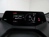 7インチのディスプレイにミニマルなグラフィックメーターやLEDインジケーターを表示させることで先進的かつ機能的に。