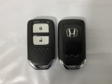 スマートキーを装備しています。鍵を差し込むことなくドアロックの開け閉めと、スタートボタン操作でのエンジンスタートができます。スペアキーも同じものを用意しております。
