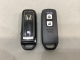 スマートキーを装備しています。鍵を差し込むことなくドアロックの開け閉めと、スタートボタン操作でのエンジンスタートができます。スペアキーも同じものを用意しております。