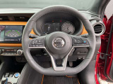右、高速道路でアクセル、ブレーキ、ステアリングをサポートするプロパイロットの操作スイッチ。左、ナビ、メーターパネル内を操作するスイッチ。