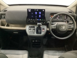 車内は光触媒抗菌消臭施工済です。インパネ周りはスタイリッシュなデザインで機能や装備も充実しています。グローブボックスやカップホルダーのほかにトレーなどたくさんの収納スペースが付いています。
