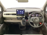 車内は光触媒抗菌消臭施工済です。インパネ周りはスタイリッシュなデザインで機能や装備も充実しています。グローブボックスやカップホルダーのほかにトレーなどたくさんの収納スペースが付いています。
