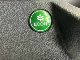 ECONスイッチ操作でエンジンやミッション、エアコンなどを総合的に制御、燃費をよくするようクルマが頑張ります。