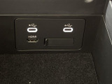 【アクセサリーソケット(電源ソケット)】電源からケーブルをつなげば、スマートフォンなどの電子機器の充電などを行うことができます!ゲーム機器や、カメラの充電にも便利ですね。