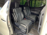 後部座席も気になるようなキズ・汚れやへたり等、大きなダメージはなく、良好な状態です。