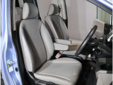 すわり心地の良い運転席・助手席です。長時間のドライブの疲れを軽減します。