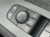 電動格納式ドアミラー調節スイッチです。自動格納機能付きで、ドアロックすると閉じてエンジンがかかると開きます。ドアロックの状態もひと目でわかるスグレモノです。