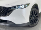 【LEDヘッドライト】悪天候や夜間走行時も良好な視界を確保し安心して運転できる高輝度LEDヘッドライトを装備!点灯速度が早く、消費電力も抑えられています。