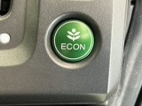 ECONスイッチ操作でエンジンやミッション、エアコンなどを総合的に制御、燃費をよくするようクルマが頑張ります。