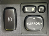 【電動格納ミラー】サイドミラーは電動格納式となっており、狭い駐車場でもキズがつくリスクを抑えられます。