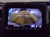 バックカメラの画像です。ガイドラインがスムースな車庫入れをサポートいたします。車庫入れの安心感がアップしますね。