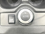 【オールモード4&times;4】2WD/4WDモードを手軽に切り替え可能。燃費重視の2WD、スタック時に役立つLOCK、AUTOモードでは4WDの配分を自動で調整し、路面状況を問わず安定した走りをサポート。