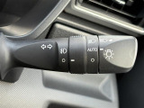 【オートライト(AUTO)】外の明るさをシステムが感知して、自動でヘッドライトが点灯します。ヘッドライトをつけ忘れを防ぐ便利機能です。