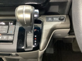 CVT車のセレクトレバーです。低速から高速まで、変速ショックのないスムーズな走りを実現するとともに、エンジン効率のよい領域を維持することで燃費にも貢献します。