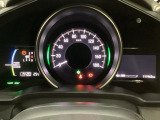 ハイブリット車専用のメーターです。中央のスピードメーターより左右のサブデスプレイで燃費や動力伝達などの情報が見れるようになっています。