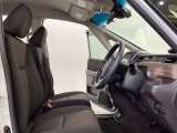 座面も厚みがあり背もたれも高く、広い足元にゆったり座れるシートです。運転席と助手席の間が空いている為、助手席側への移動がスムーズです。交通量の多い道でも助手席側から乗り降りができます。