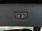 両手がふさがるほどの荷物があるとき、とても便利なオートマチックテールゲートが装備されております。