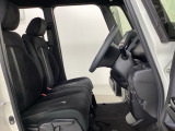 女性でも運転がしやすいように、シートの高さ調整機能(シートリフター)がついています。運転席と助手席の間が空いている為、助手席側への移動がスムーズです。交通量の多い道でも助手席側から乗り降りができます。