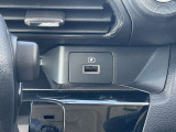 USBソケットがついてます!車の中でもスマホの充電が可能です!