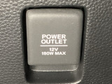 アクセサリーソケットはUSBのアダプターなどをつければ、スマホの充電にも使えます。周辺には物が置けるボックスがついています。