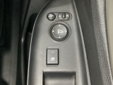 ハンドルの右側に電動格納付きパワーミラーの操作スイッチがついています。左右のサイドミラーの角度調節も微調整ができて便利です。