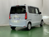後席の窓には外から車内が見えにくくなるプライバシーガラスを採用。周りを気にせずリラックスして過ごせます