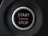 【プッシュスタート】キーが車内にあれば、エンジンの始動・停止はブレーキを踏んでスイッチを押すだけ!キーを取り出す手間を省き、ワンプッシュで操作するので簡単でスムーズ!