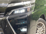 【LEDヘッドライト】悪天候や夜間走行時も良好な視界を確保し安心して運転できる高輝度LEDヘッドライトを装備!点灯速度が早く、消費電力も抑えられています。